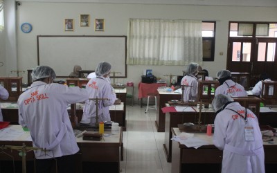 UJI KOMPETENSI KEAHLIAN (UKK) LAYANAN PERBANKAN DAN FARMASI KLINIS DAN KOMUNITAS SUDAH MEMENUHI STANDAR INDUSTRI