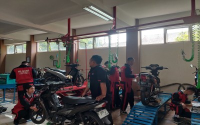 UJI KOMPETENSI KEAHLIAN (UKK) TEKNIK SEPEDA MOTOR (TSM) DAN TEKNIK KENDARAAN RINGAN (TKR)